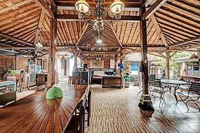 SPOT ON 91916 Joglo Doyong Homestay Syariah