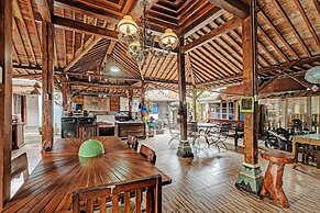 SPOT ON 91916 Joglo Doyong Homestay Syariah
