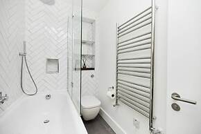 The Ravenscourt Park Escape - Bright 2bdr Flat