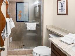 Menehune Shores #209 2 Bedroom Condo by RedAwning