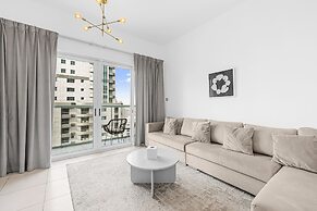 Pure Living - Mesmerizing Marina-View Apartment With Balcony