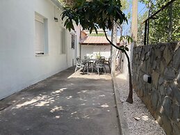 Yanni's Urban Residence