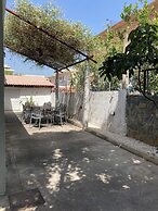 Yanni's Urban Residence