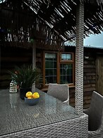 Cute and Cosy Shepard hut With Wood Fuel hot tub