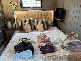 Cute and Cosy Shepard hut With Wood Fuel hot tub