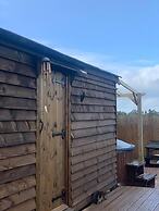 Cute and Cosy Shepard hut With Wood Fuel hot tub