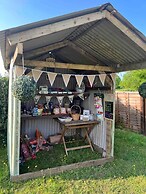 Cute and Cosy Shepard hut With Wood Fuel hot tub