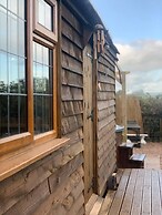 Cute and Cosy Shepard hut With Wood Fuel hot tub
