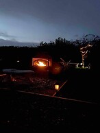 Cute and Cosy Shepard hut With Wood Fuel hot tub
