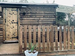 Cute and Cosy Shepard hut With Wood Fuel hot tub