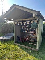 Cute and Cosy Shepard hut With Wood Fuel hot tub