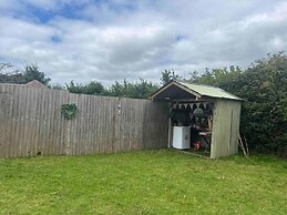 Cute and Cosy Shepard hut With Wood Fuel hot tub