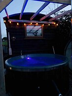 Cute and Cosy Shepard hut With Wood Fuel hot tub