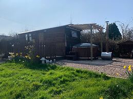 Cute and Cosy Shepard hut With Wood Fuel hot tub