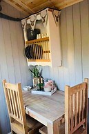 Cute and Cosy Shepard hut With Wood Fuel hot tub