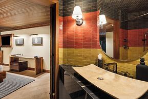 Wolfe's Moab, Adult Only Hotel