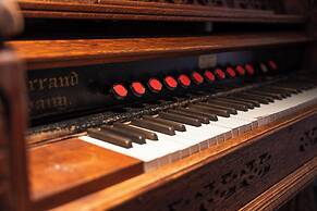 Wolfe's Moab, Adult Only Hotel