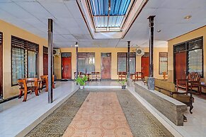 SPOT ON 92028 Hotel Surya Near Pelabuhan Gilimanuk