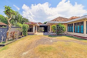 SPOT ON 92028 Hotel Surya Near Pelabuhan Gilimanuk