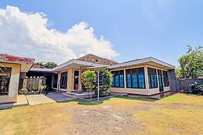 SPOT ON 92028 Hotel Surya Near Pelabuhan Gilimanuk