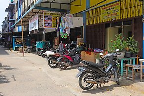 SPOT ON 92186 Penginapan LorraNearPasar Oleh Oleh