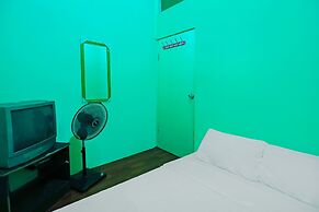 SPOT ON 92186 Penginapan LorraNearPasar Oleh Oleh