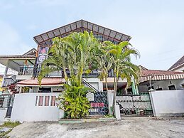 SPOT ON 92452 Griya Sandi Residence Family NearPantai Boom