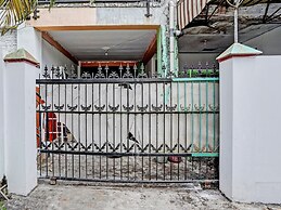 SPOT ON 92452 Griya Sandi Residence Family NearPantai Boom