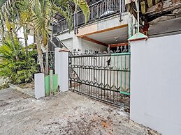 SPOT ON 92452 Griya Sandi Residence Family NearPantai Boom