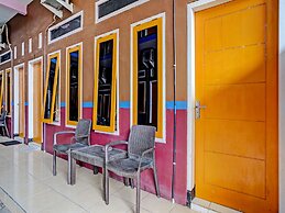 SPOT ON 92452 Griya Sandi Residence Family NearPantai Boom