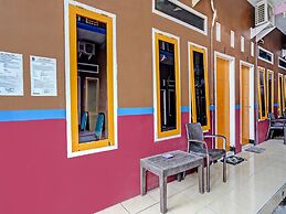 SPOT ON 92452 Griya Sandi Residence Family NearPantai Boom