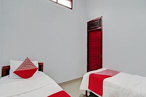 OYO 92199 Wisma Cendana Syariah Near PASAR FLAMBOYAN