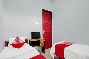 OYO 92199 Wisma Cendana Syariah Near PASAR FLAMBOYAN