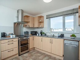 Spacious 3 Bed House - Sleeps 6 - Parking - Wifi