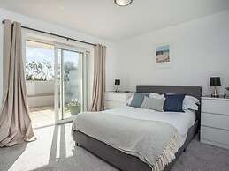 Spacious 3 Bed House - Sleeps 6 - Parking - Wifi