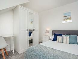 Spacious 3 Bed House - Sleeps 6 - Parking - Wifi