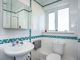 Spacious 3 Bed House - Sleeps 6 - Parking - Wifi