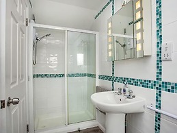 Spacious 3 Bed House - Sleeps 6 - Parking - Wifi