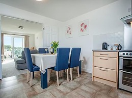 Spacious 3 Bed House - Sleeps 6 - Parking - Wifi