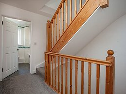 Spacious 3 Bed House - Sleeps 6 - Parking - Wifi