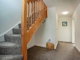 Spacious 3 Bed House - Sleeps 6 - Parking - Wifi
