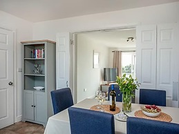 Spacious 3 Bed House - Sleeps 6 - Parking - Wifi