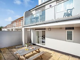 Spacious 3 Bed House - Sleeps 6 - Parking - Wifi