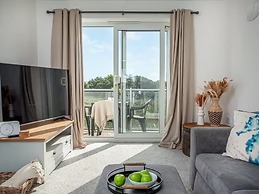 Spacious 3 Bed House - Sleeps 6 - Parking - Wifi