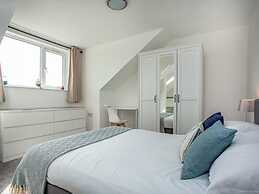 Spacious 3 Bed House - Sleeps 6 - Parking - Wifi