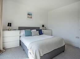Spacious 3 Bed House - Sleeps 6 - Parking - Wifi