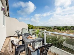 Spacious 3 Bed House - Sleeps 6 - Parking - Wifi