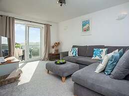 Spacious 3 Bed House - Sleeps 6 - Parking - Wifi