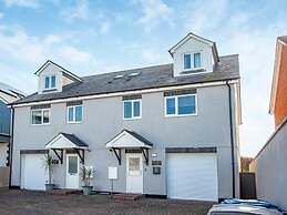Spacious 3 Bed House - Sleeps 6 - Parking - Wifi