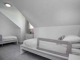 Spacious 3 Bed House - Sleeps 6 - Parking - Wifi
